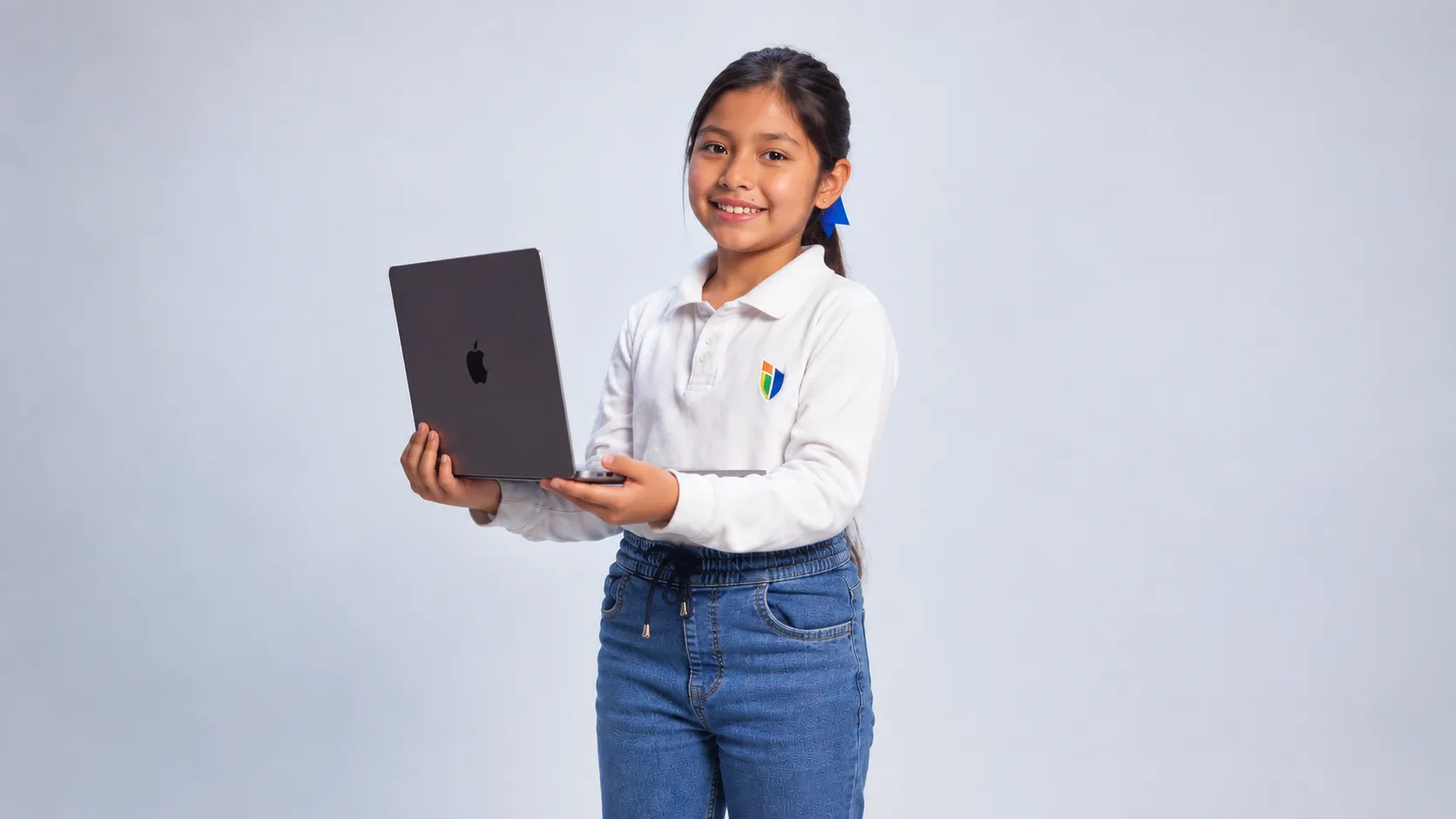 Niña de innova schools preparada para el mundo digital